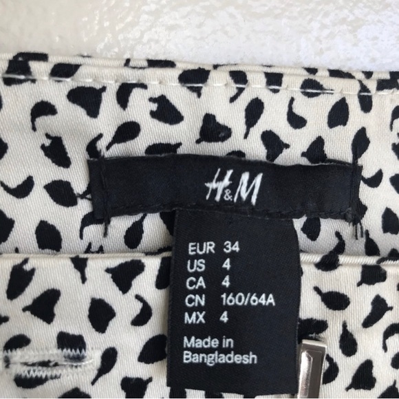 ❤️‍🔥 (5/20) H&M Women's Feather Print Shorts Size 4 - Picture 6 of 6